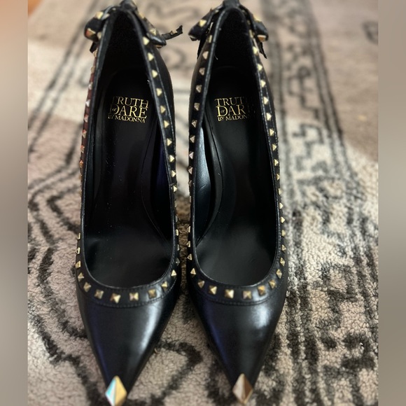 Stylish Black Pumps w/ Gold Embellishment - Picture 2 of 3